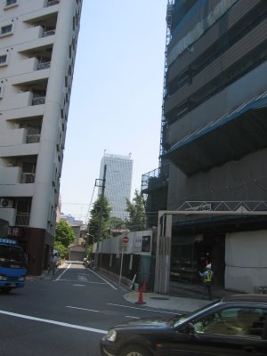 ビルの合間に見える池袋サンシャイン60